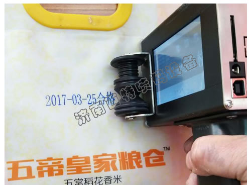 手持藍(lán)色噴碼